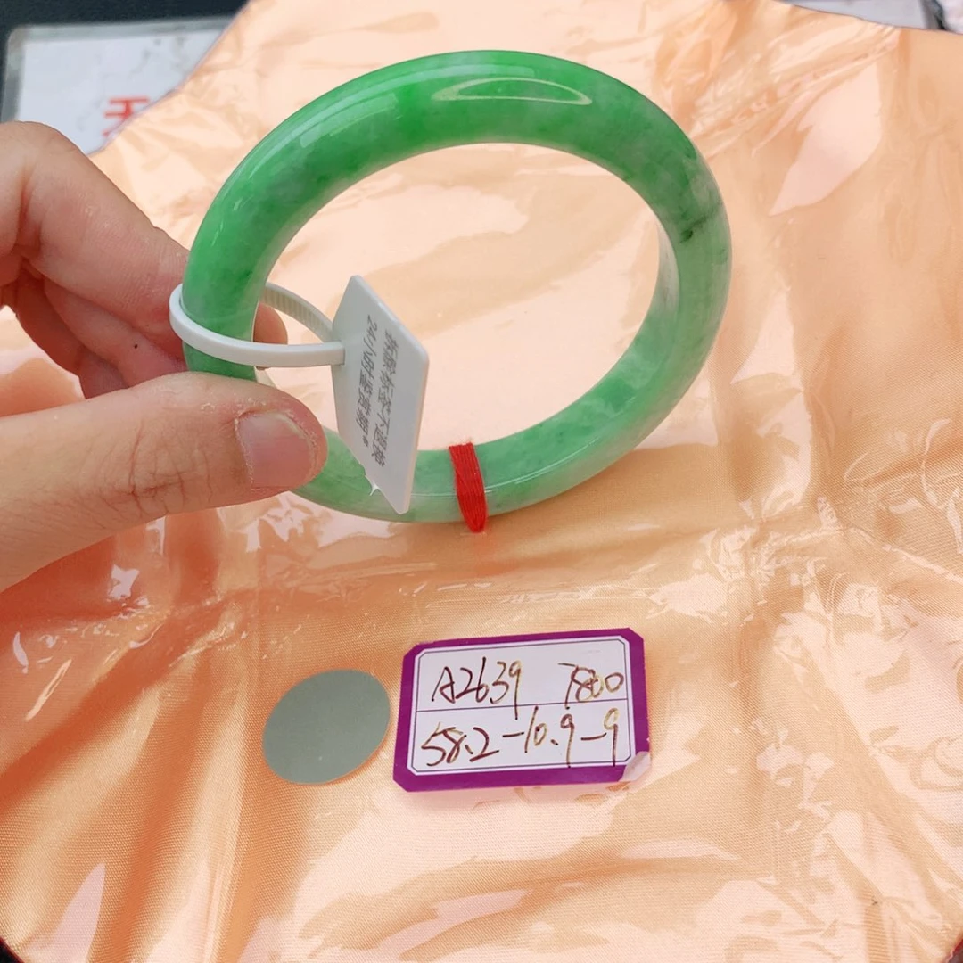 翡翠手镯未镶嵌翡翠