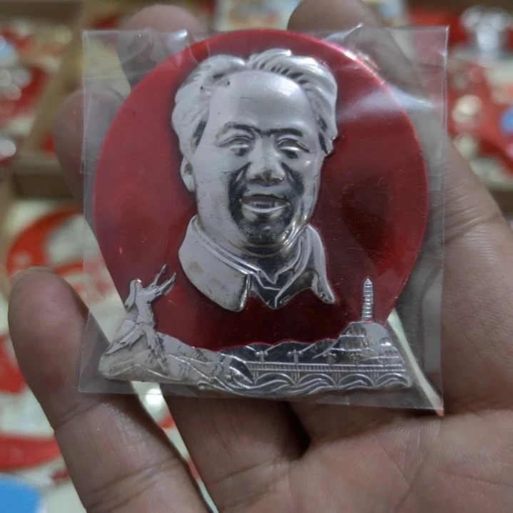 交***映其他普通金属圆形红色人物像章