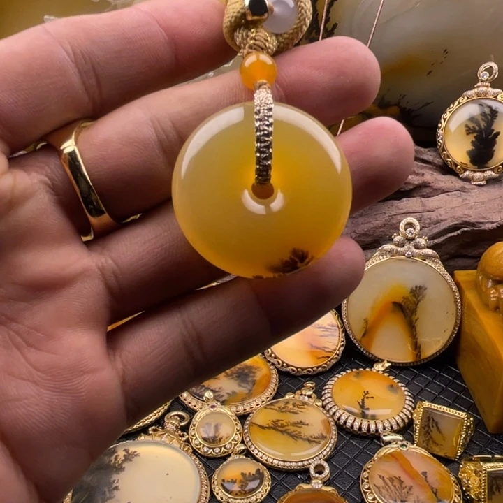 石英质玉（黄龙玉）挂件合金