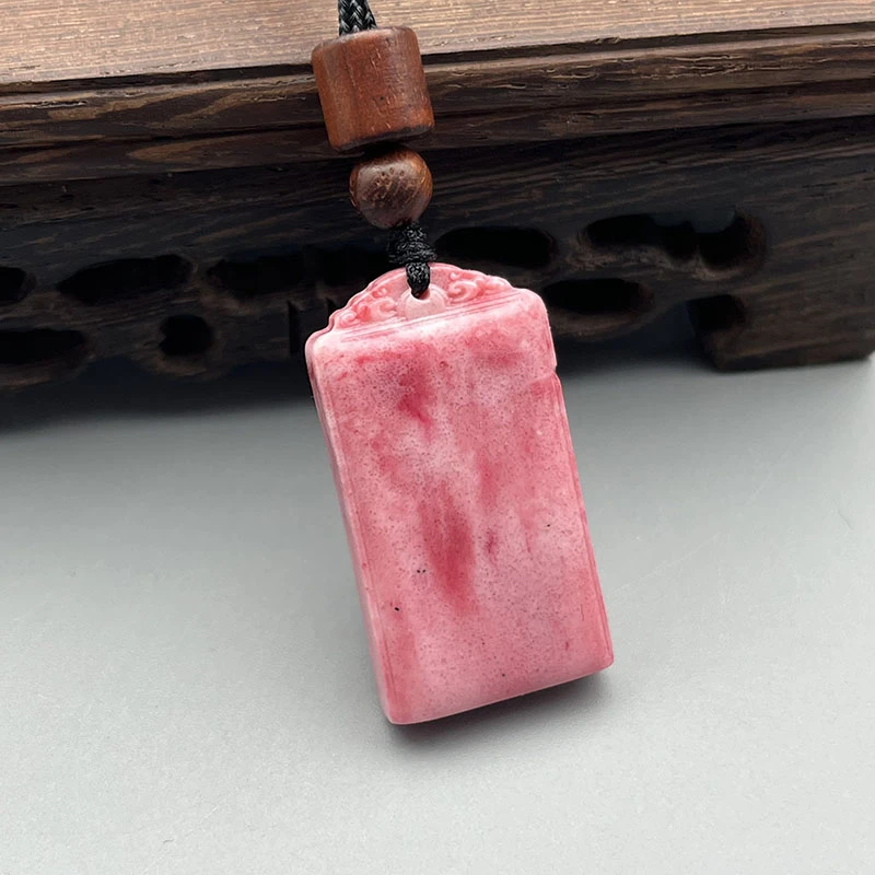 含辰砂工艺品JXS007--经典雕刻粉红色鸡血石平安吊坠34*19m