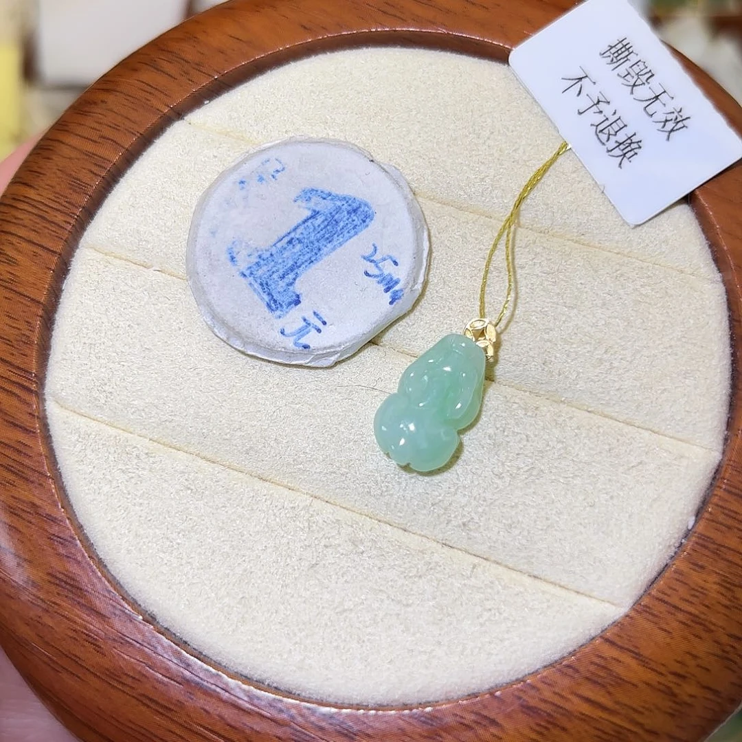 翡翠18K金镶嵌颈饰貔貅