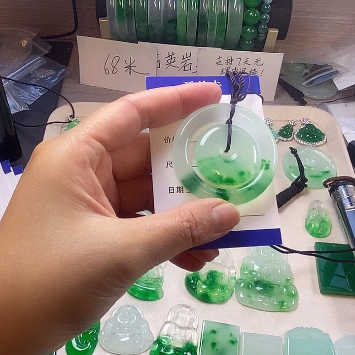 农***翡翠未镶嵌颈饰孑母扣？