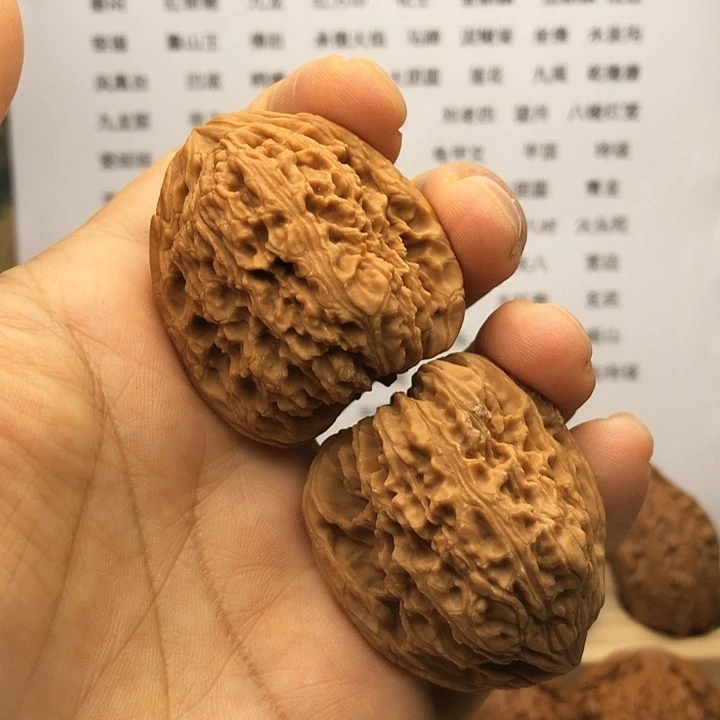 把件文玩核桃南疆石，边38，有瑕疵