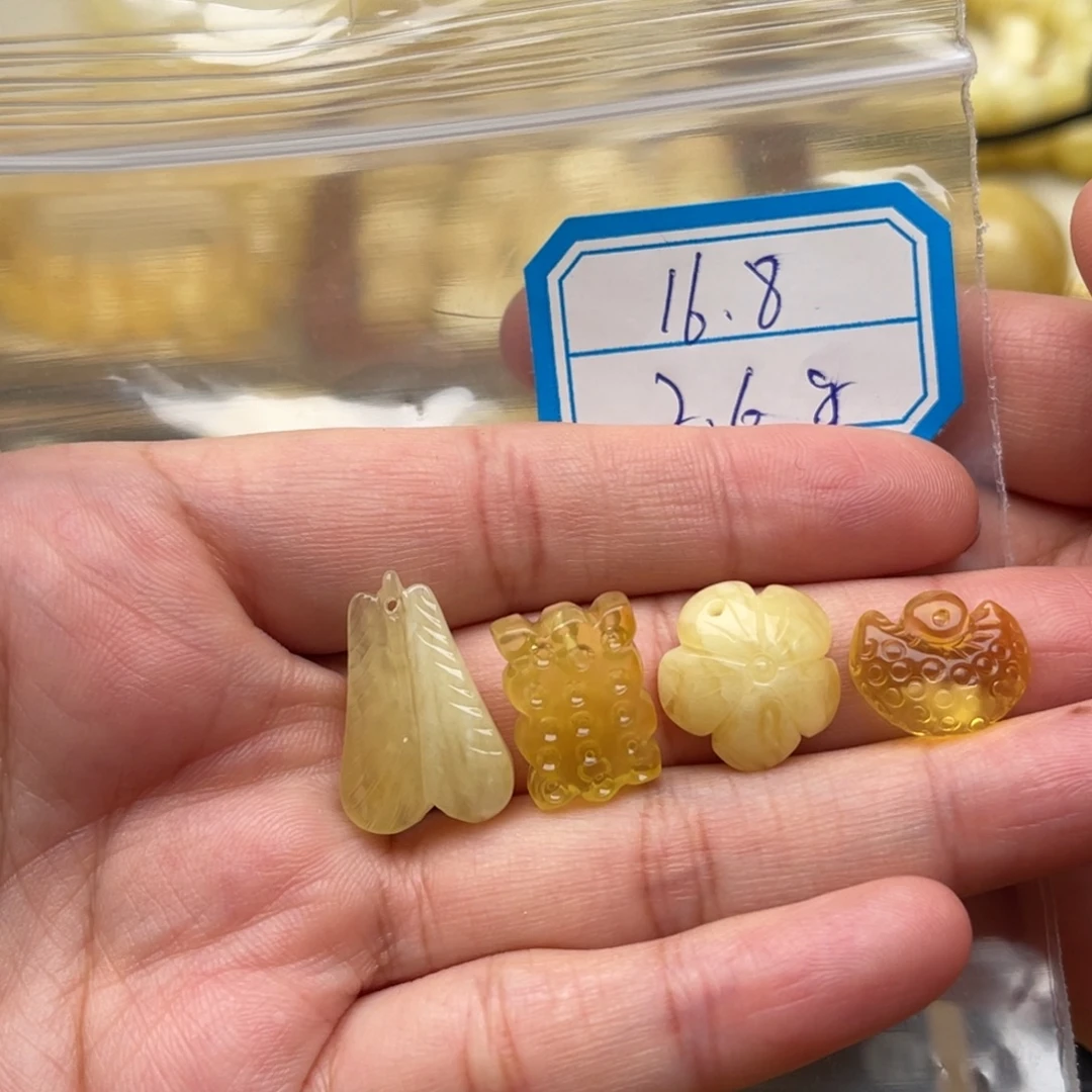 琥珀未镶嵌裸石蜜蜡雕刻件笑