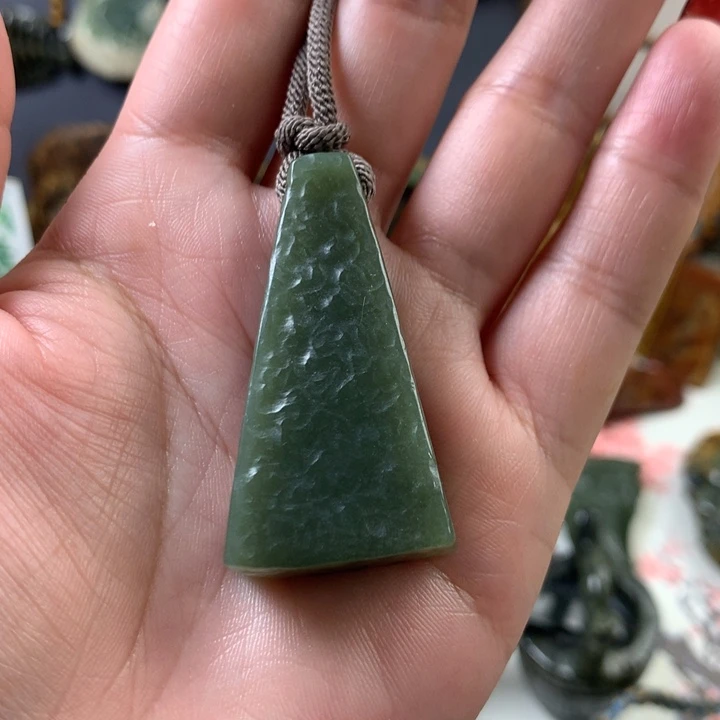 透闪石质玉挂件未镶嵌