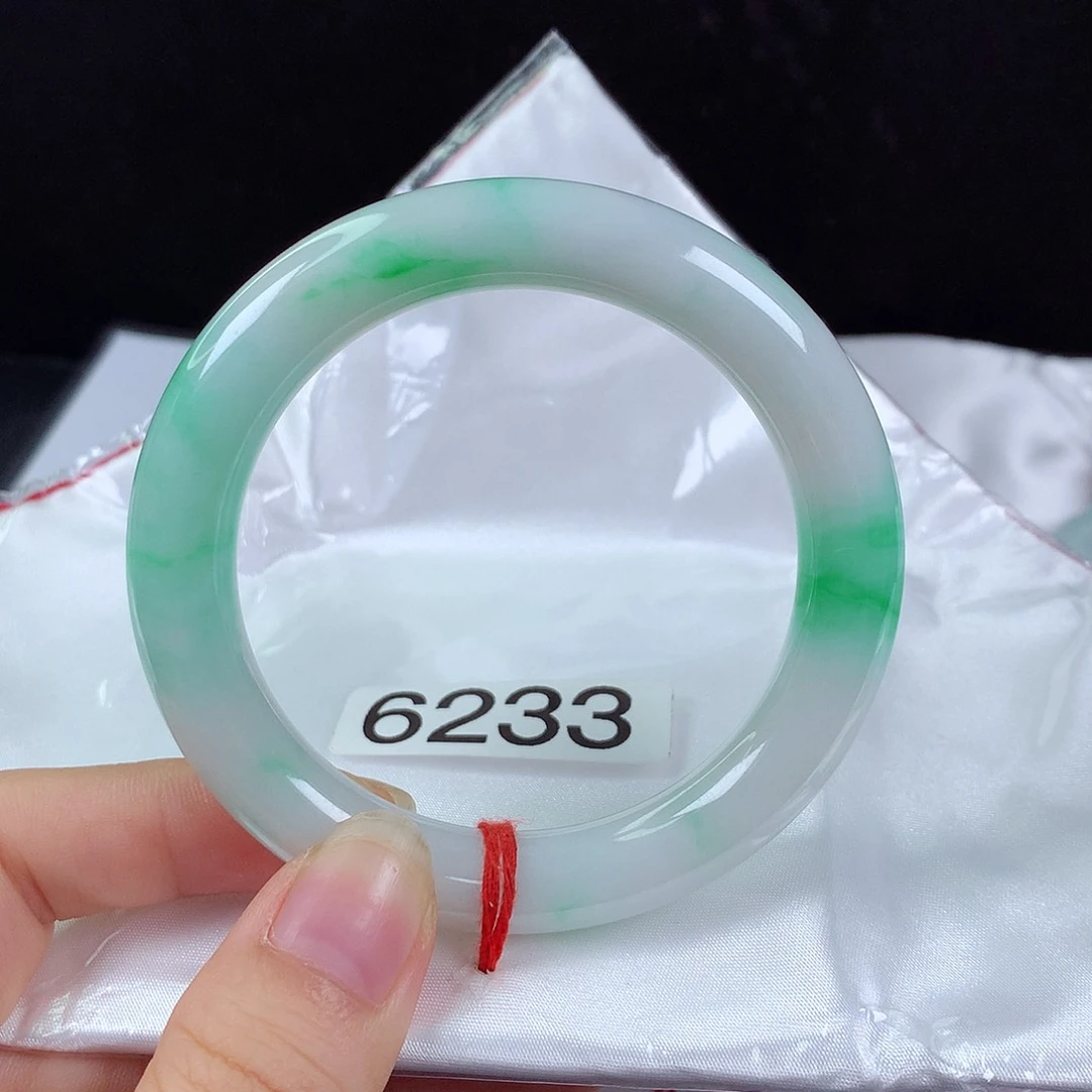 翡翠手镯未镶嵌55圈