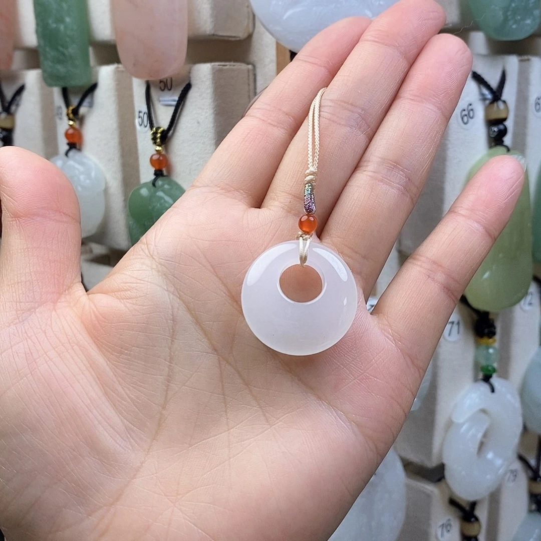 颈饰未镶嵌石英质玉（金丝玉）