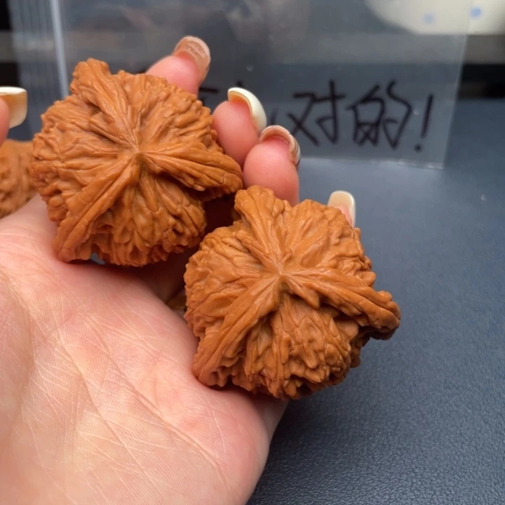 张***波文玩核桃吊坠白狮子