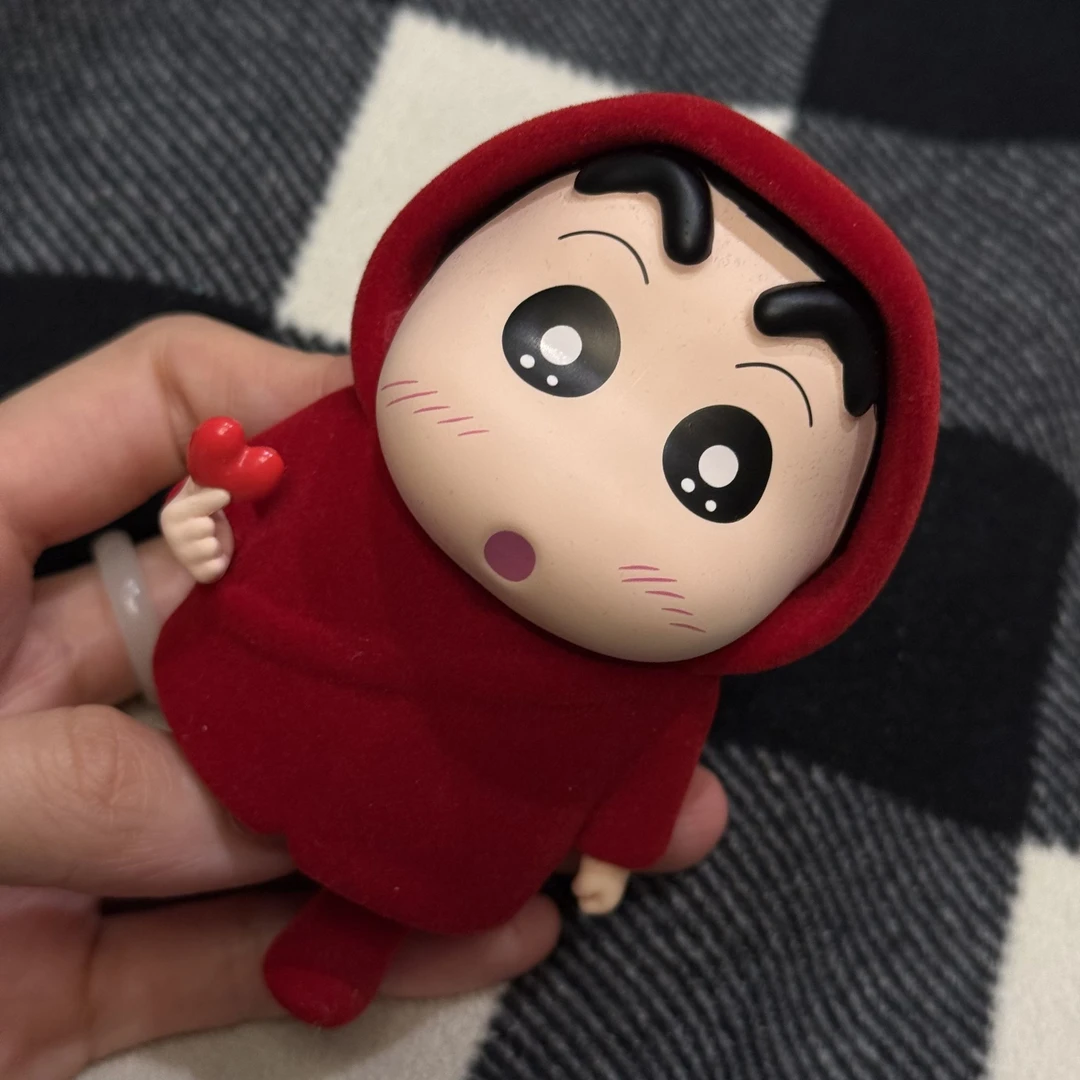 [Q版红色植绒比心小新10cm 可爱礼物家居装饰桌面摆件