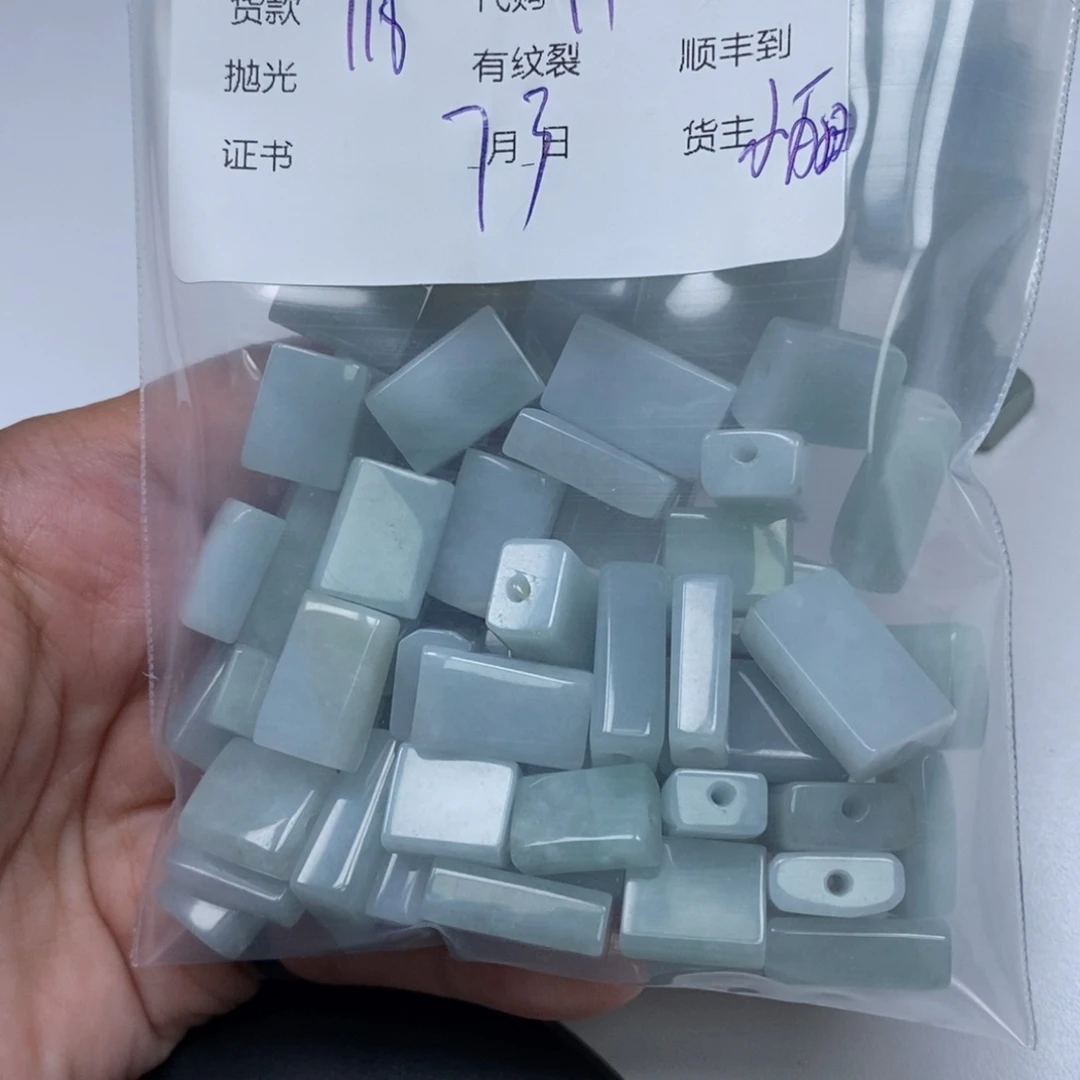 翡翠未镶嵌颈饰圣**雕翡翠吊坠