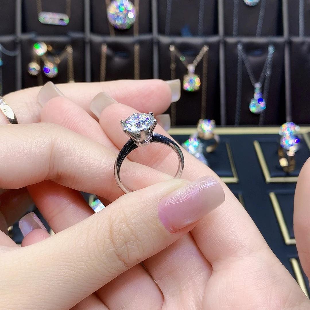 18K金镶嵌合成碳硅石（莫桑石）戒指/指环若**见