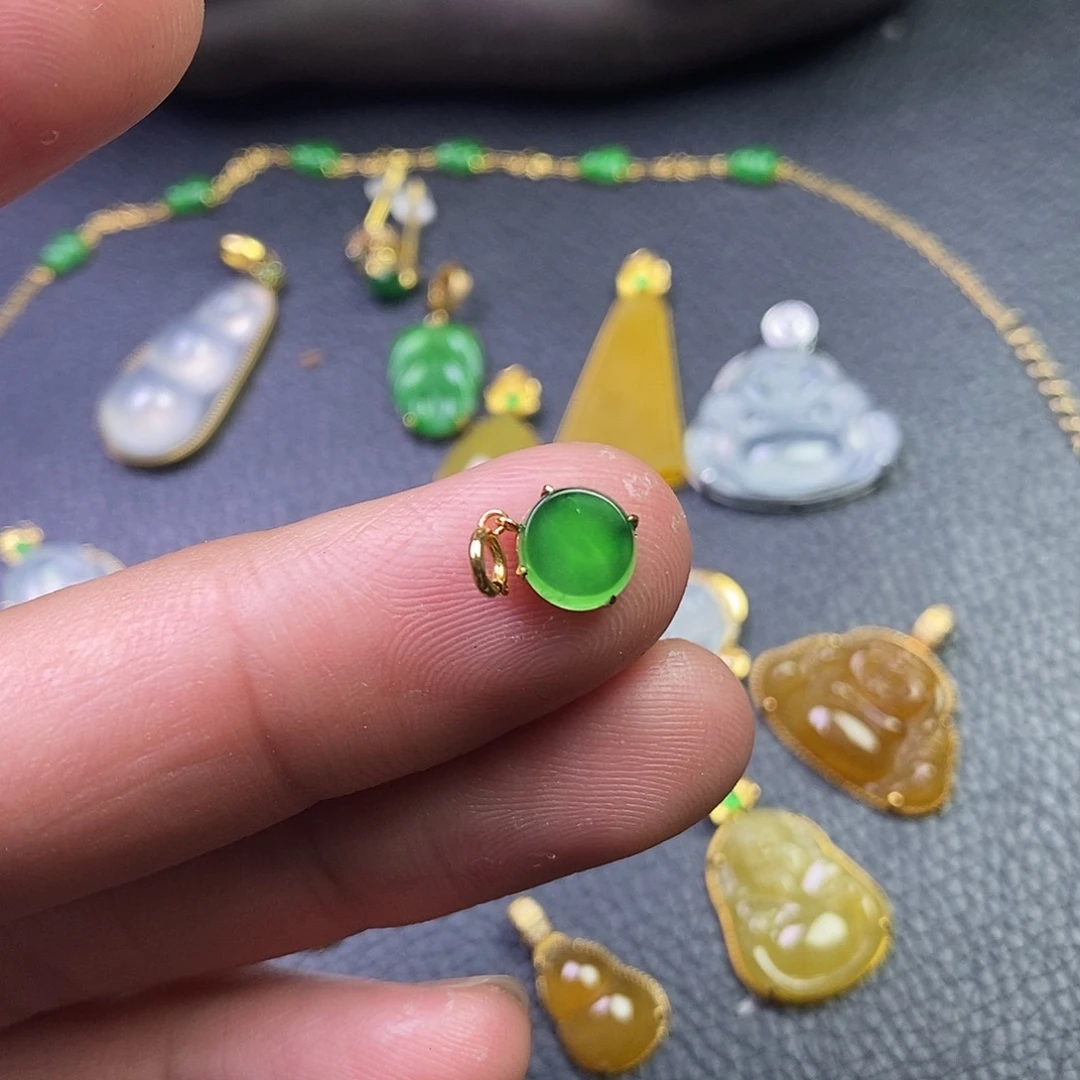 颈饰18K金镶嵌翡翠