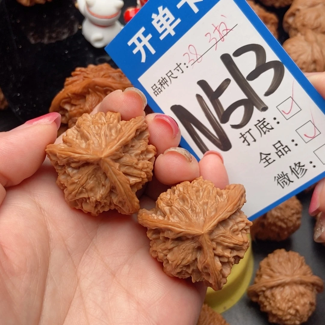 桂***言吊坠桃核核桃三棱