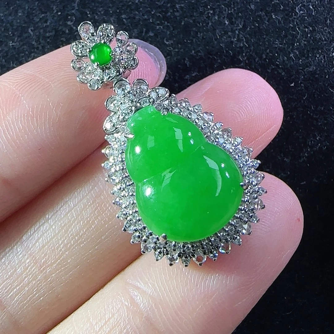 颈饰18K金镶嵌翡翠