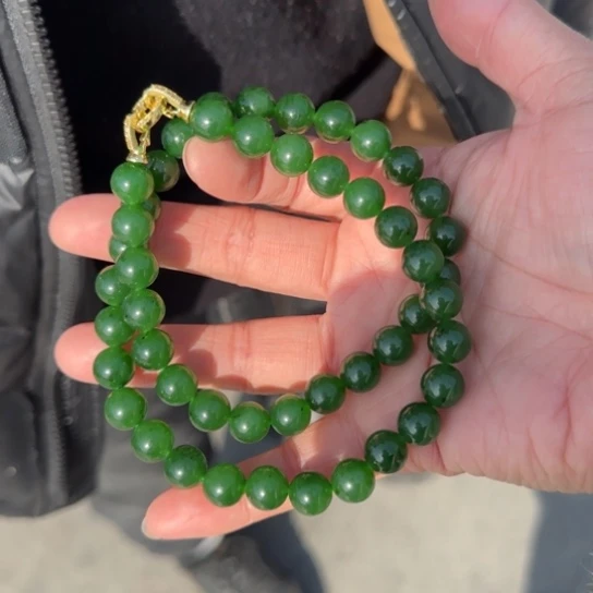 和田玉颈饰未镶嵌俄罗斯卡10冰辣阳绿，小点