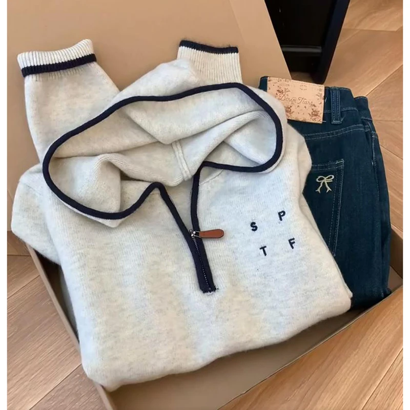 冬季新款灰色字母刺绣半拉链针织衫2025年设计感时尚减龄连帽毛衣