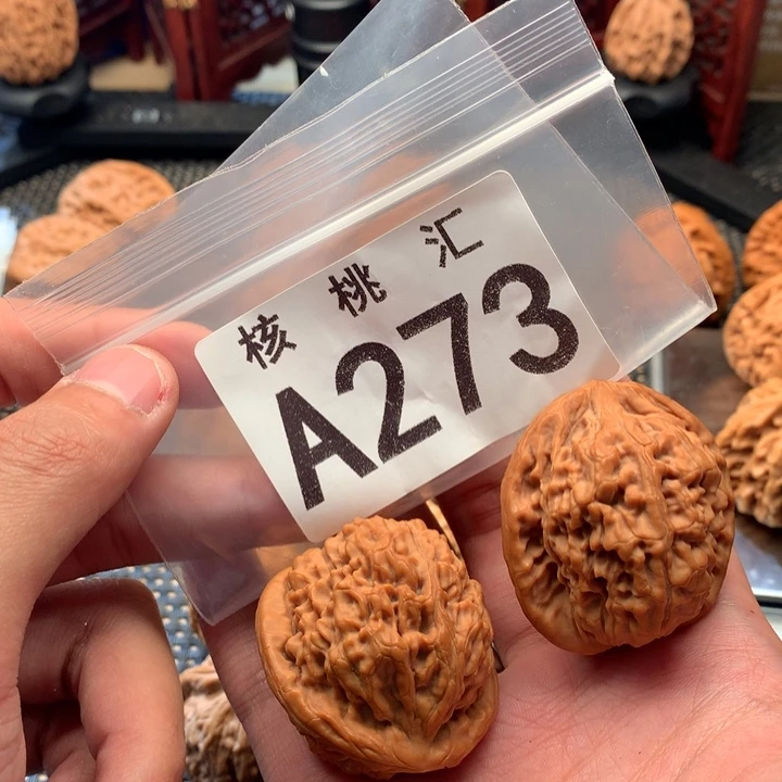 文玩核桃吊坠莲花