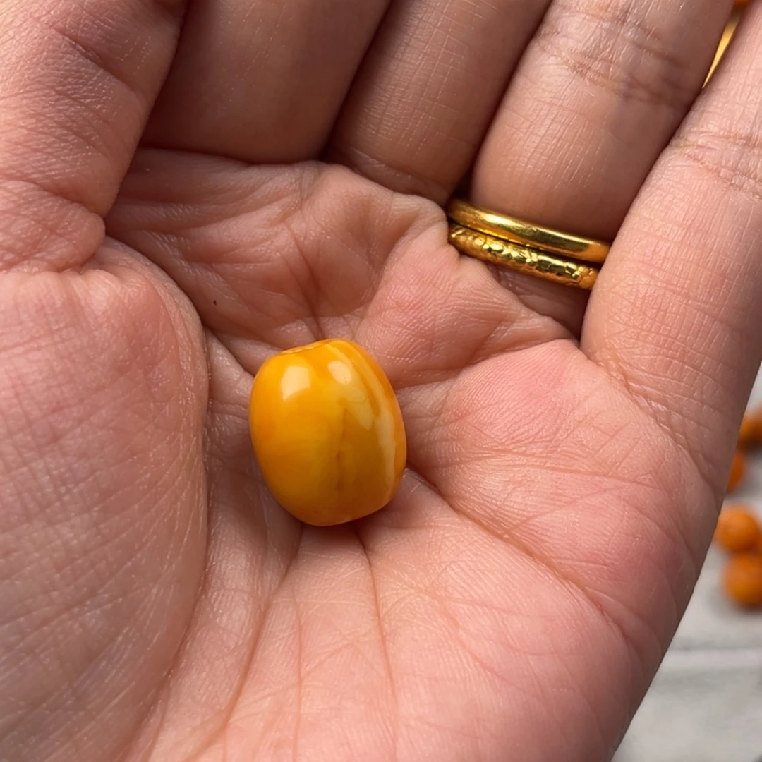 张***贺蜜蜡未镶嵌颈饰老蜜蜡