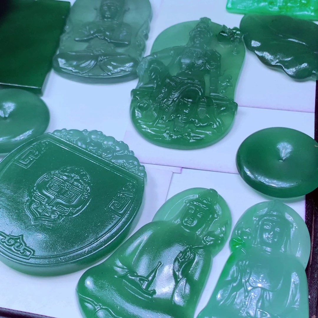 星****定制翡翠未镶嵌天然翡翠A货毛货挂件