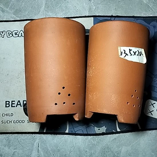 红泥大笔筒两个花盆