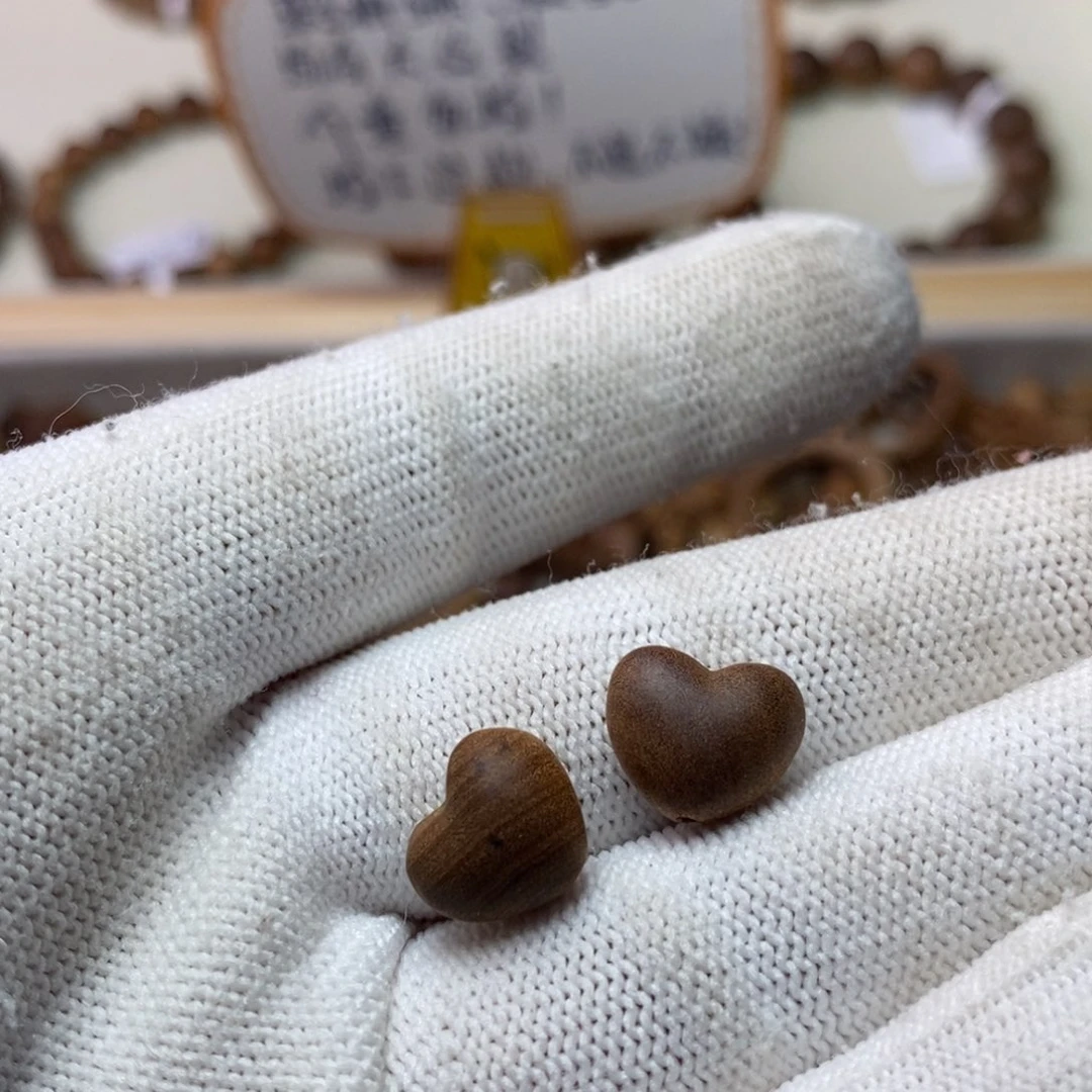 檀香木散珠印度迈索尔老山檀1.0瑕疵爱心一对