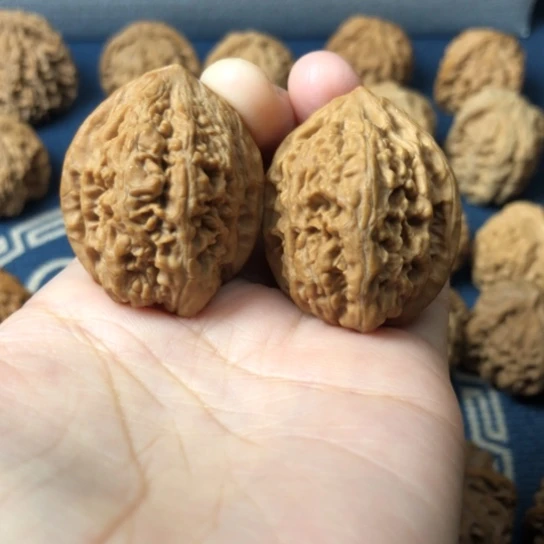 把件文玩核桃粗筋石头