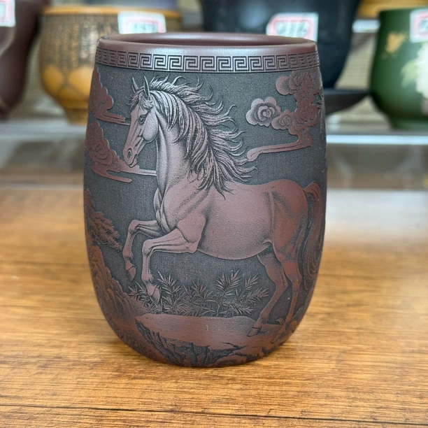 5582宜兴紫砂主人杯茶具茶杯紫砂杯石红刻绘马上暴富容量220毫升