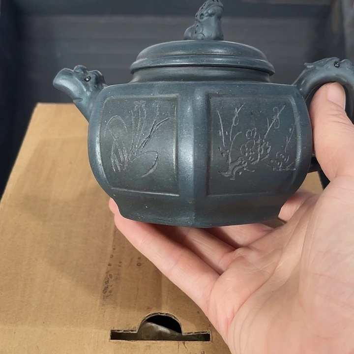 茶壶紫泥原矿泥料手工制作的一把。紫砂壶