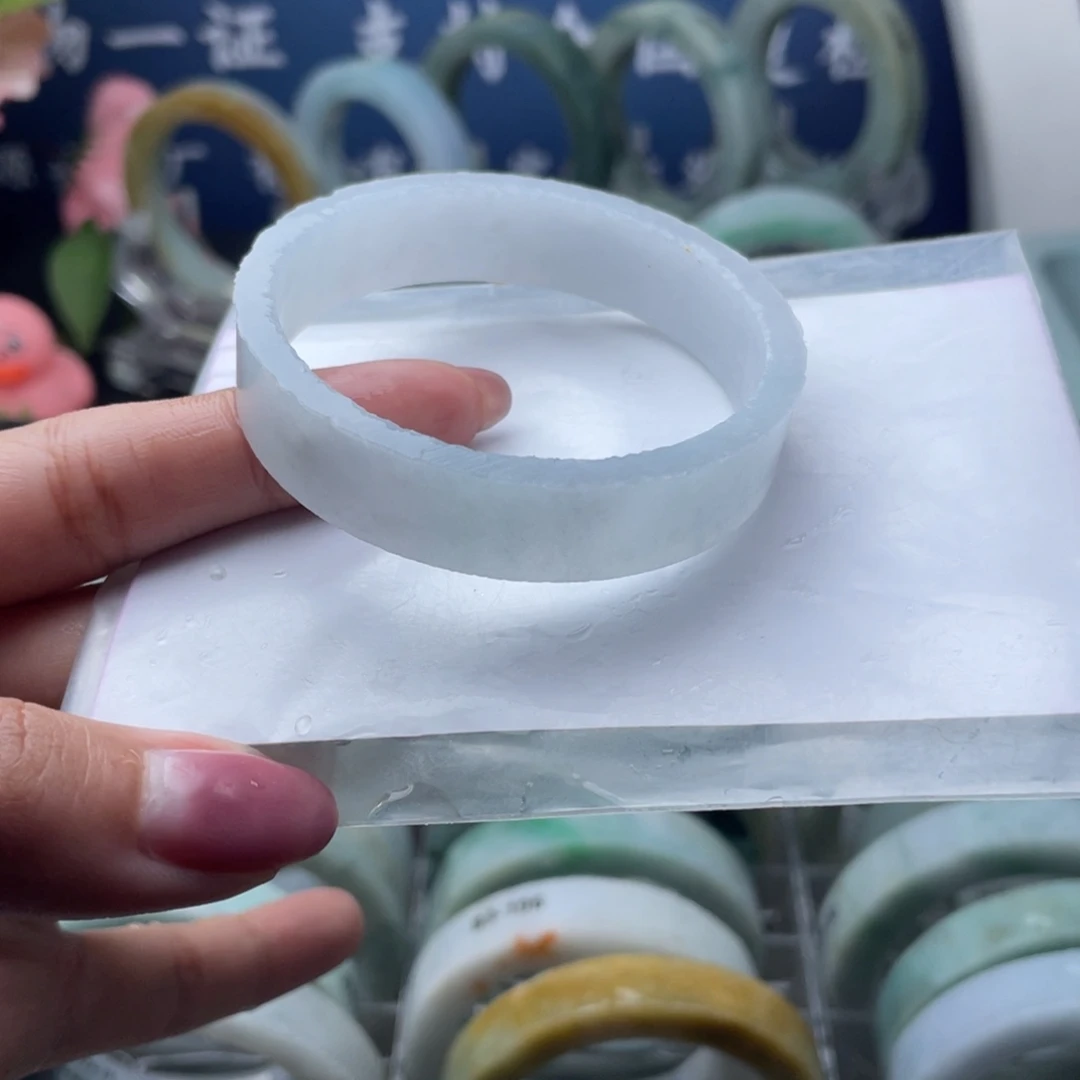 定制翡翠未镶嵌翡翠手镯