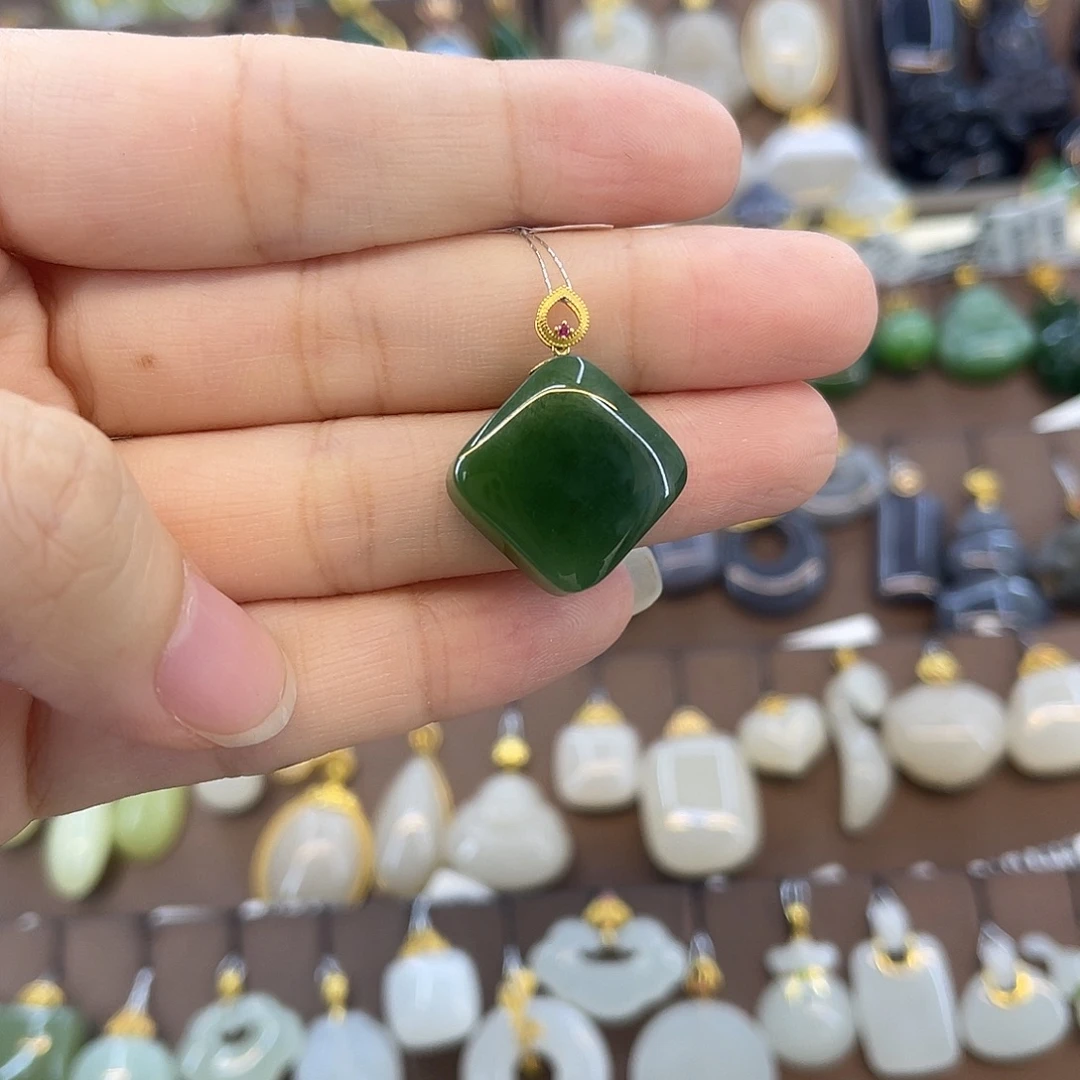 朱***侠和田玉18K金镶嵌吊坠(不含链)