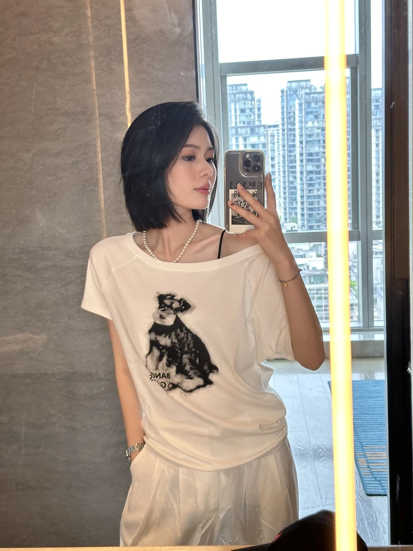 YERUNLU雪纳瑞印花一字肩斜肩短袖T恤女2025新款时尚百搭