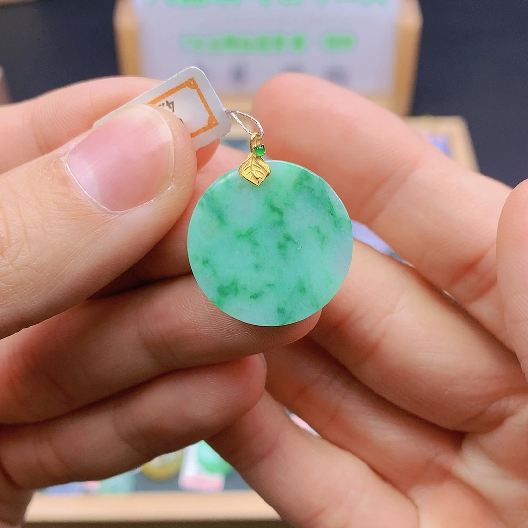 翡翠18K金镶嵌颈饰翡翠