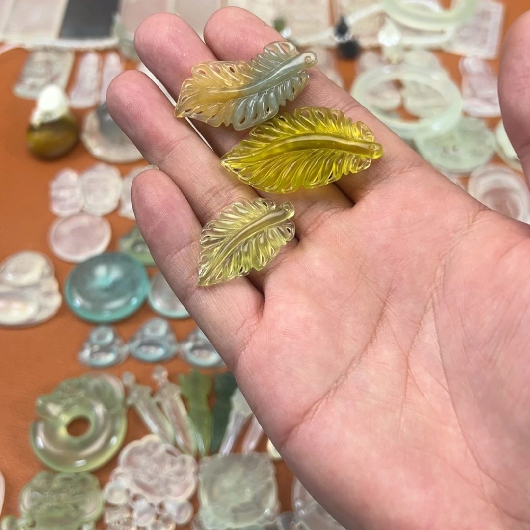 衣***装蛇纹石玉未镶嵌颈饰