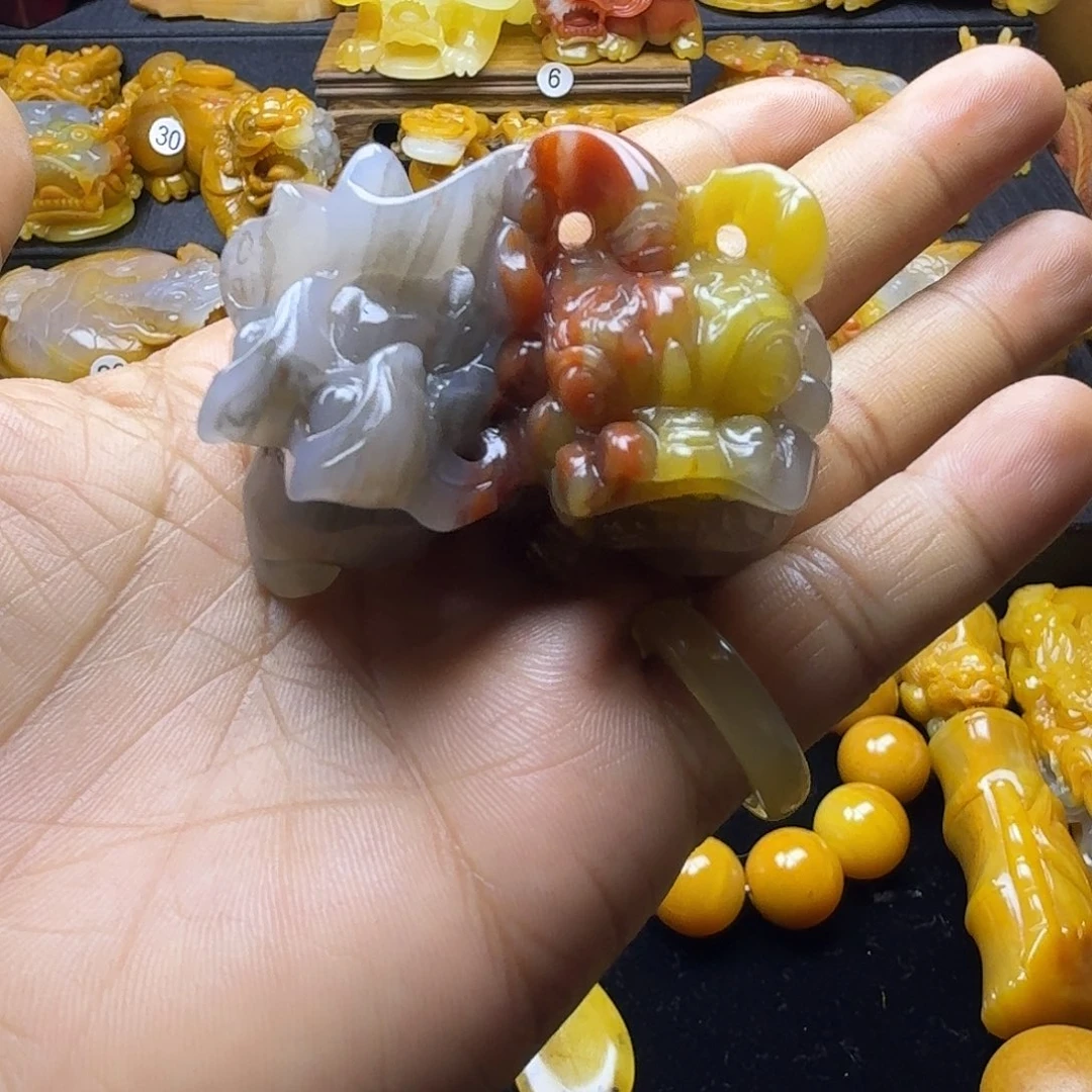 石英质玉（黄龙玉）未镶嵌颈饰