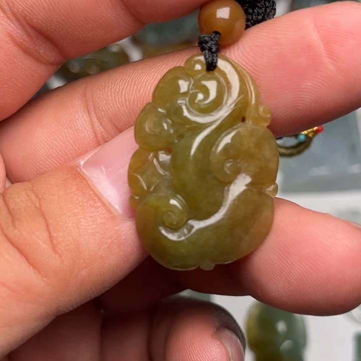 翡翠未镶嵌颈饰如意