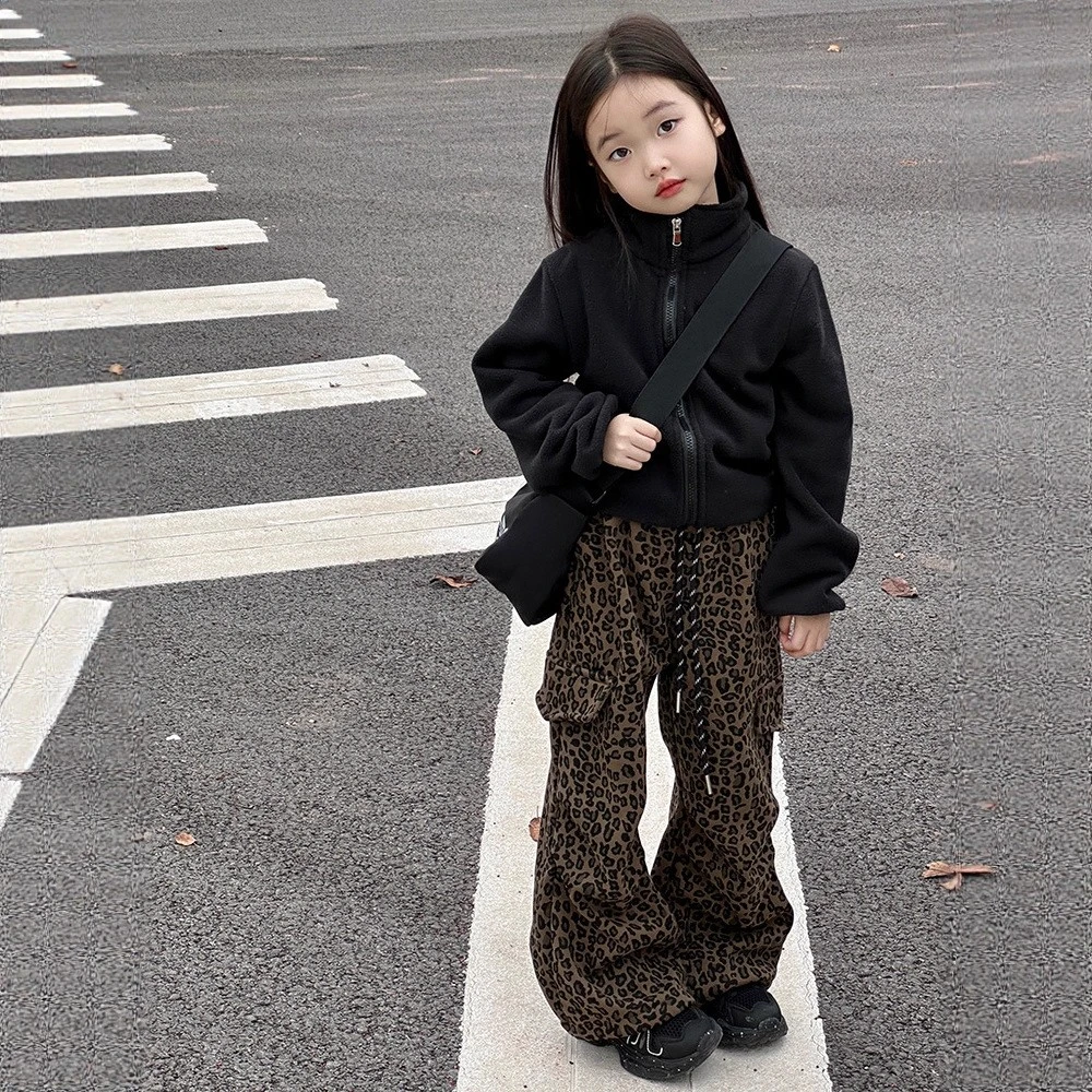 女童套装2025春秋新款女孩大童洋气炸街短款冲锋衣外套豹纹抽绳裤