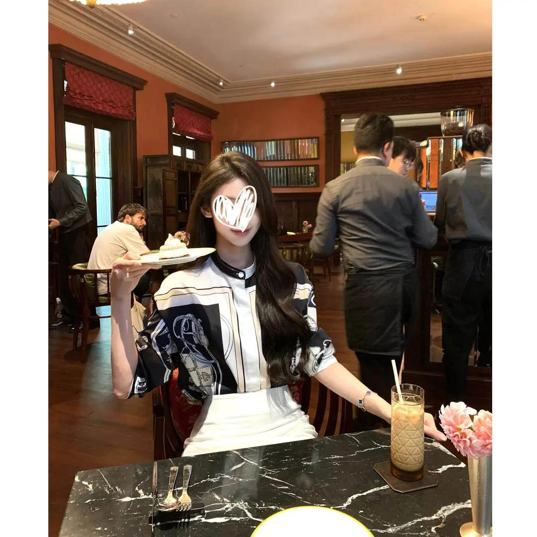 韩系气质女神2025夏季新款松弛感老钱风印花衬衫上衣配短裙两件套