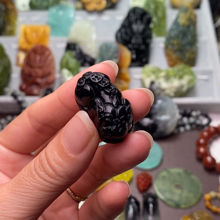 王***旭蛇纹石玉未镶嵌颈饰