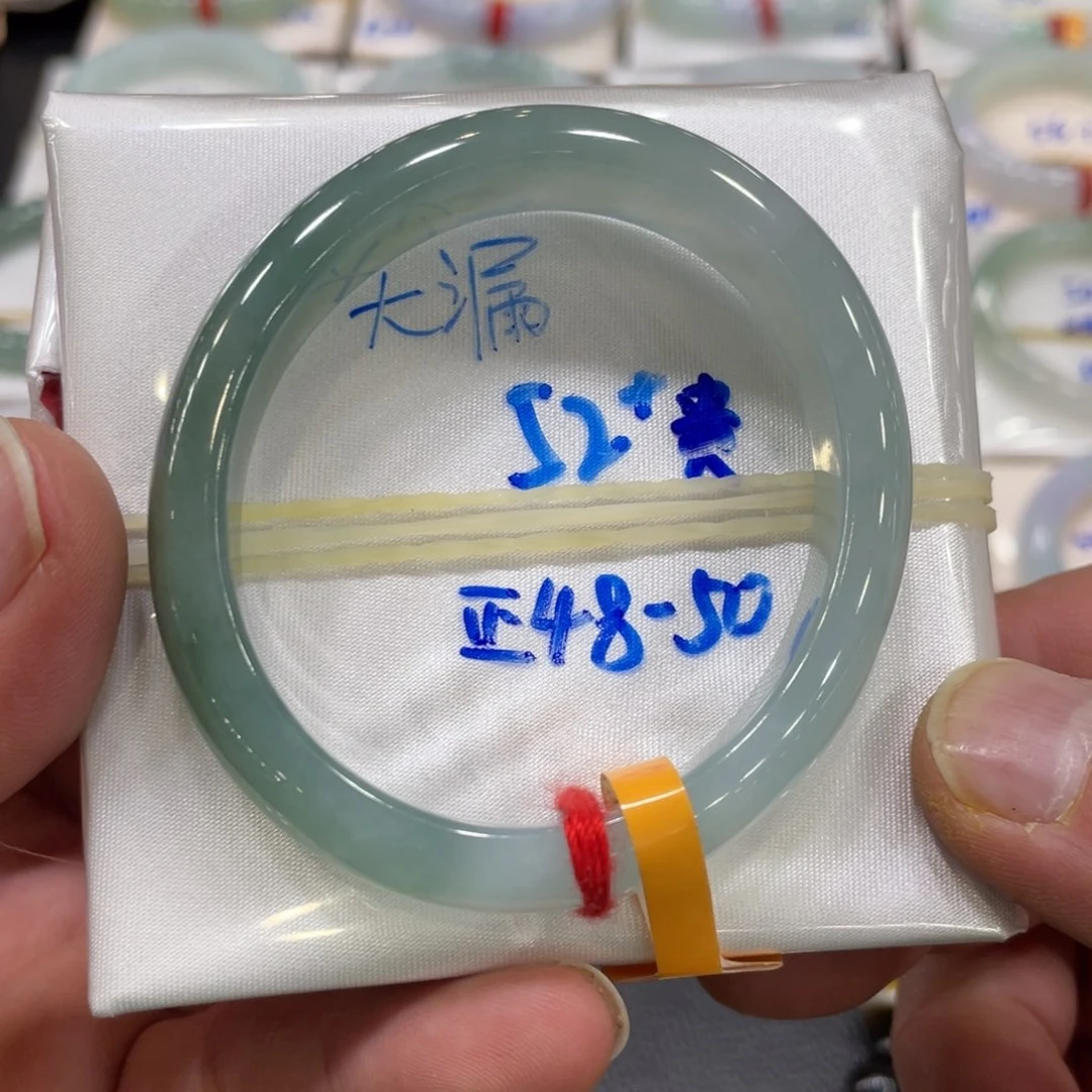 翡翠手镯未镶嵌翡翠