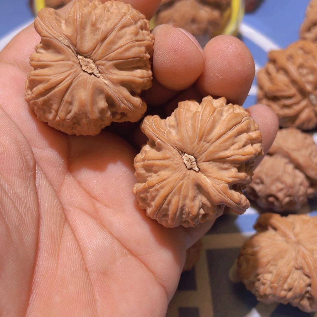 文玩核桃吊坠阿**呦白狮子