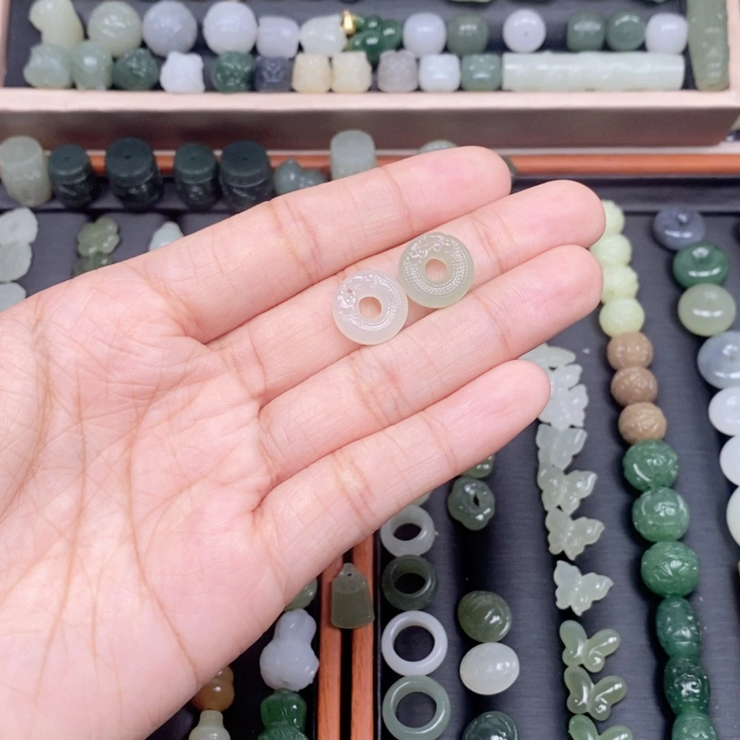 乐***.和田玉未镶嵌颈饰