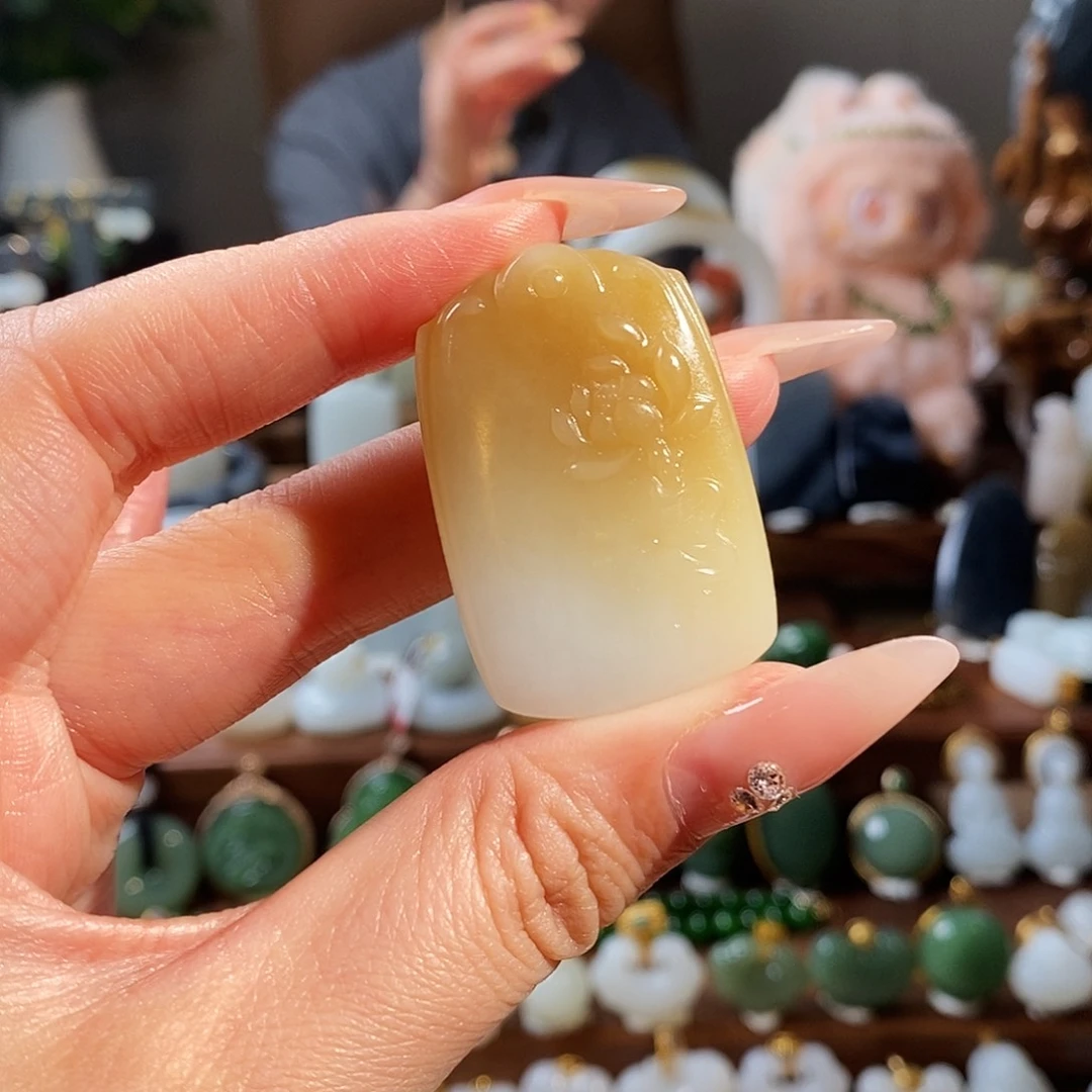 熙***变和田玉未镶嵌颈饰
