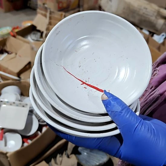 瓷片盘子碗茶壶啥都有