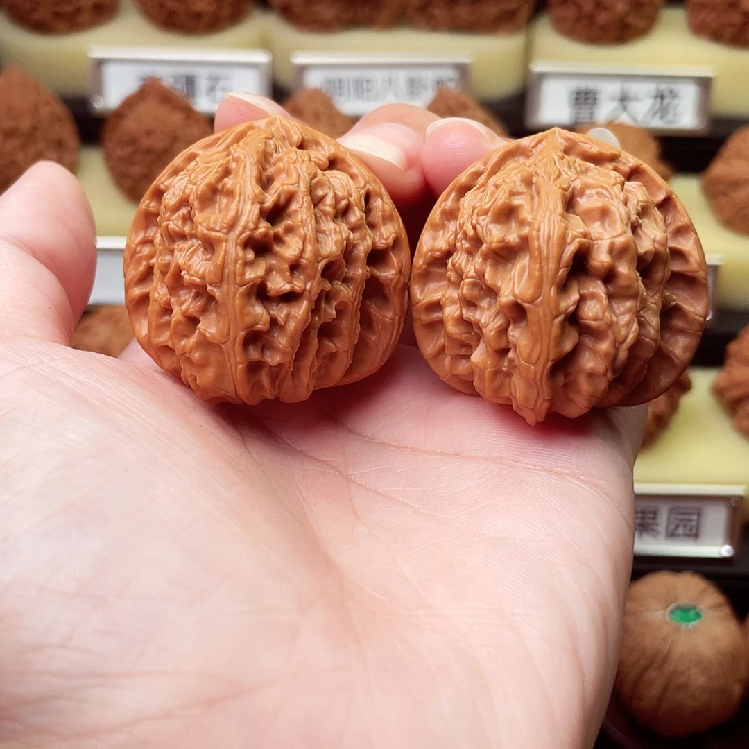 文玩核桃吊坠白狮子39尺8143