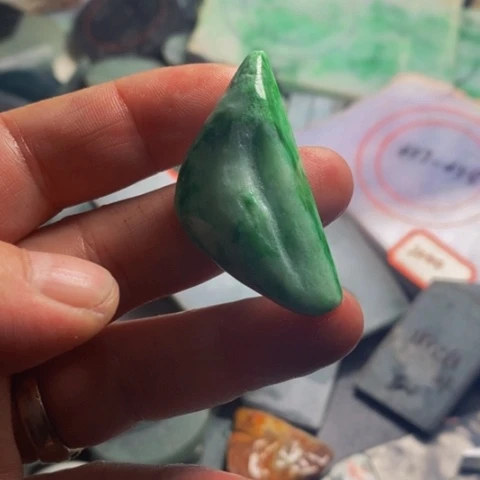 翡翠颈饰未镶嵌8*明料一件