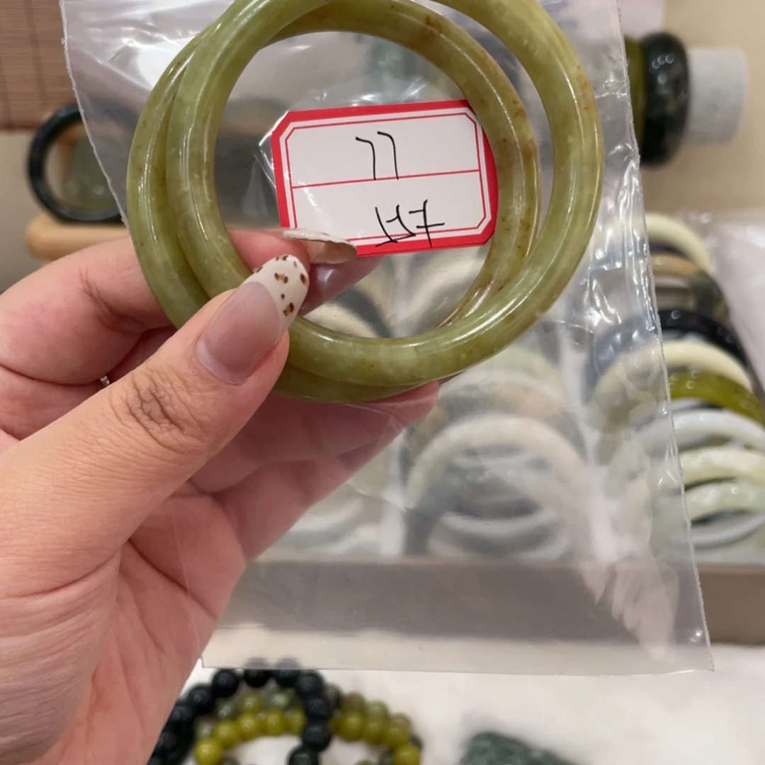 蛇纹石玉手镯未镶嵌