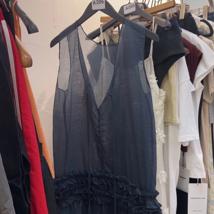 吊带可以叠穿的藏蓝色连衣裙