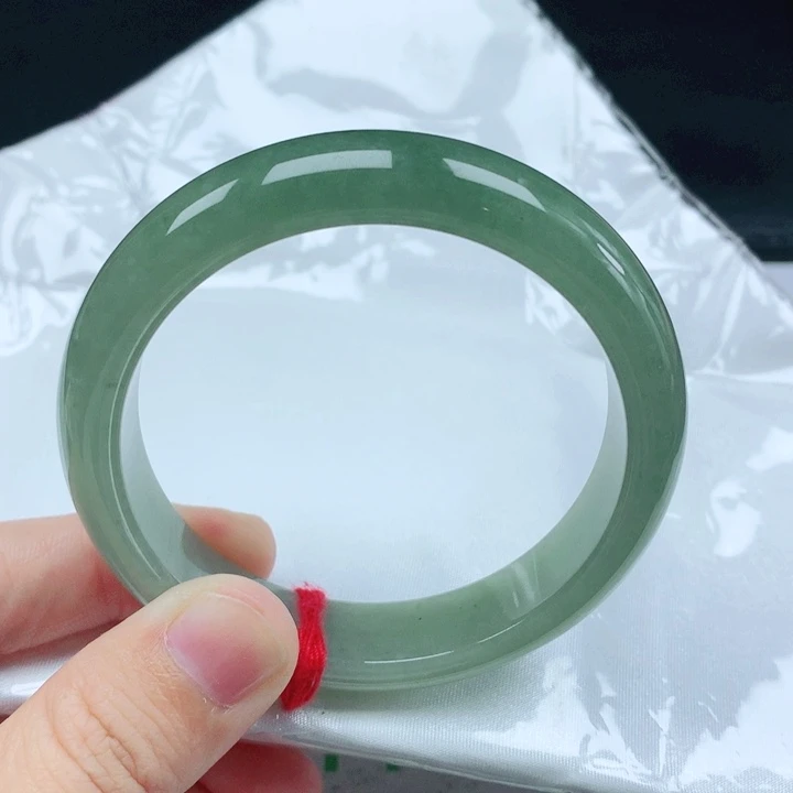 翡翠手镯未镶嵌嘘**静天然翡翠手镯
