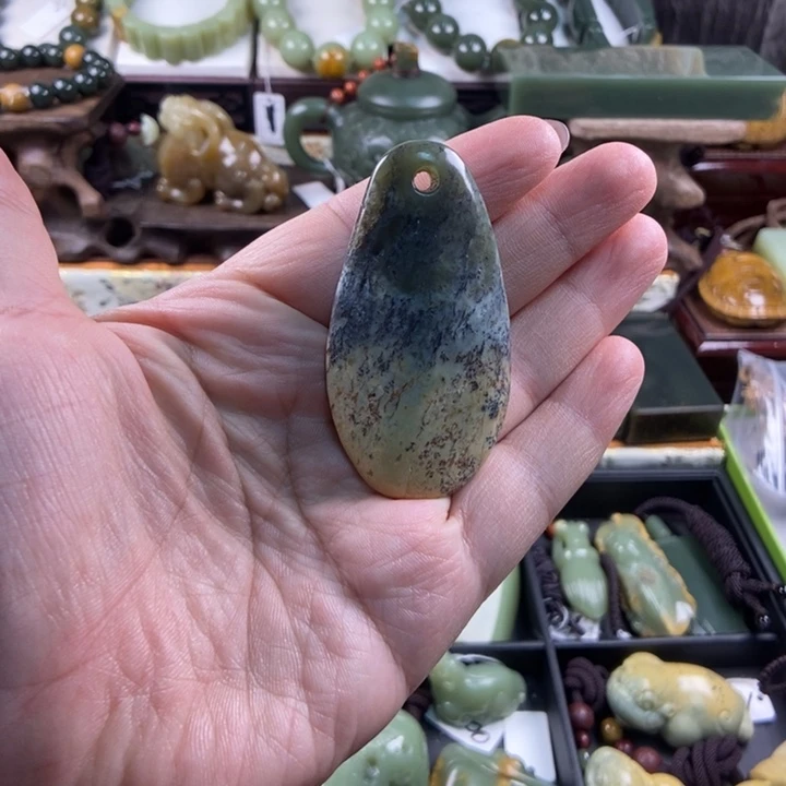 未镶嵌岫岩河磨玉（透闪石质玉）把件
