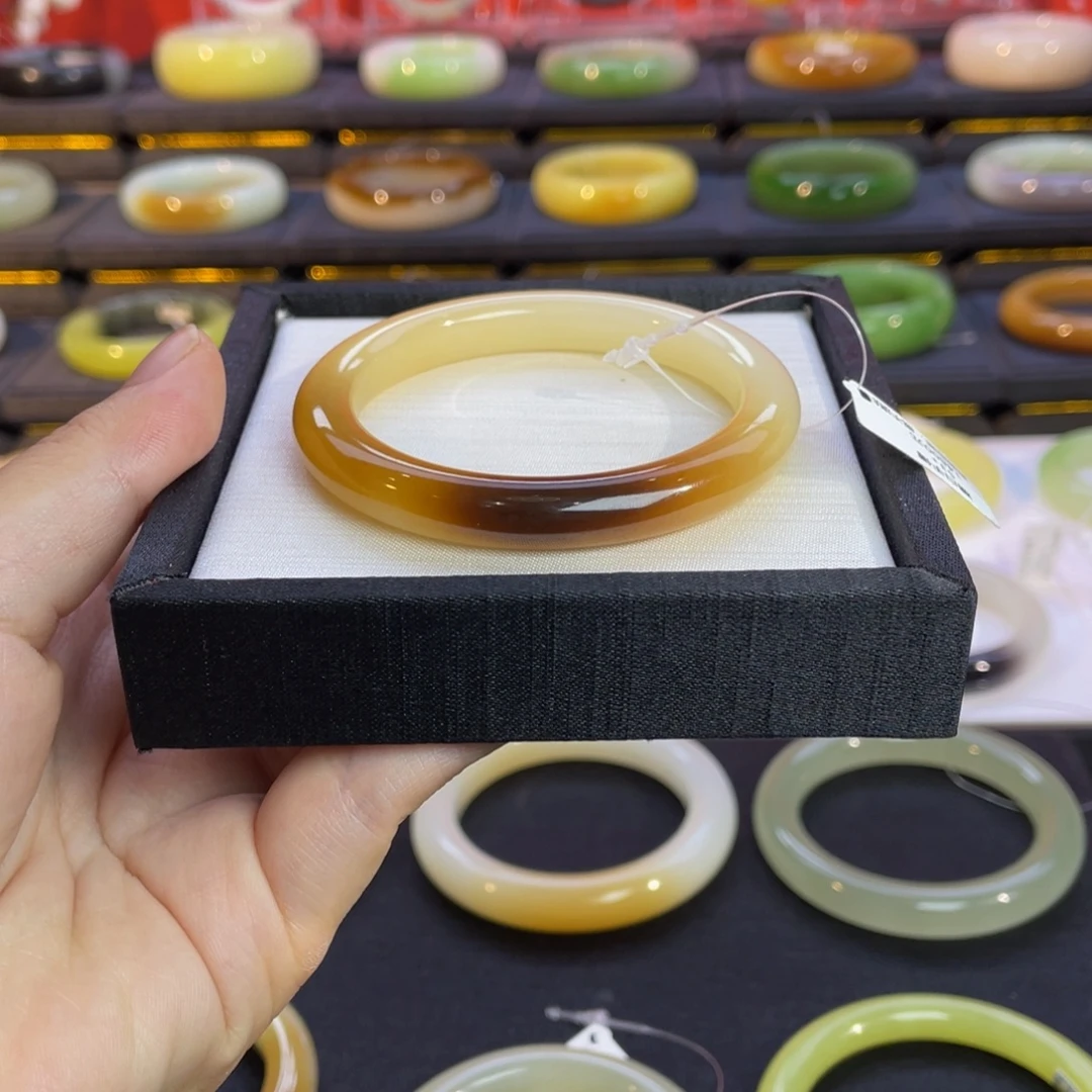 甜****未镶嵌手镯和田玉